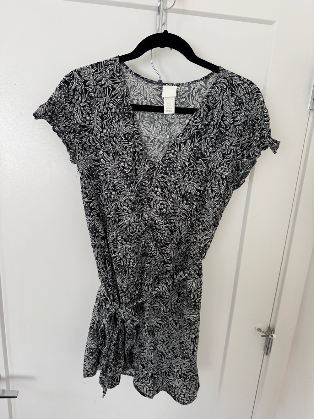 H&M Black and White Floral-Print Mini Wrap Dress size 10